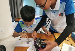 孩子在安裝作品