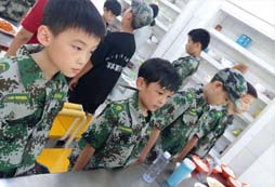 張家口小學(xué)生夏令營感受軍人鐵血精神