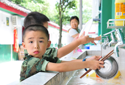 參加華中夏令營讓孩子接受濃重的軍營熏染