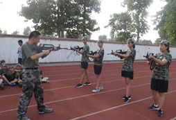 參加鄭州軍事夏令營(yíng)培養(yǎng)孩子的集體榮譽(yù)感！