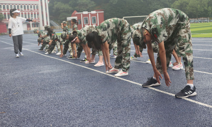 中學(xué)生軍訓(xùn)夏令營(yíng)多少錢