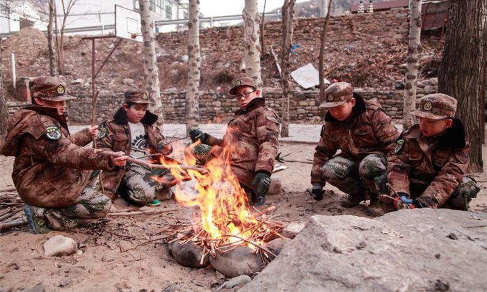北京東?！疤貞?zhàn)精英”營針對中學(xué)生的特種兵軍事營