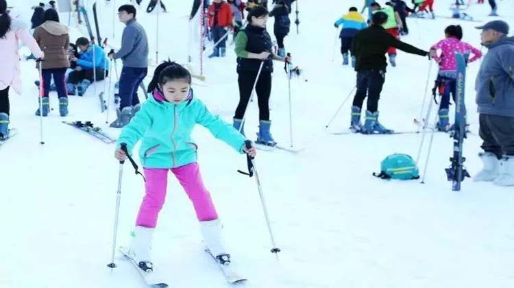 冬天是滑雪的好季節(jié)！放手讓孩子體驗吧！
