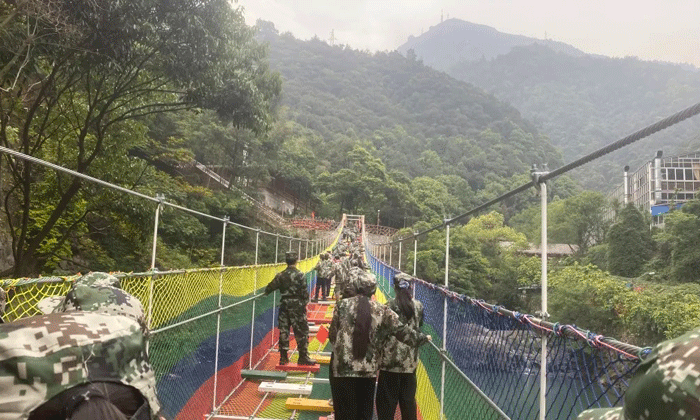中學(xué)生夏令營.gif