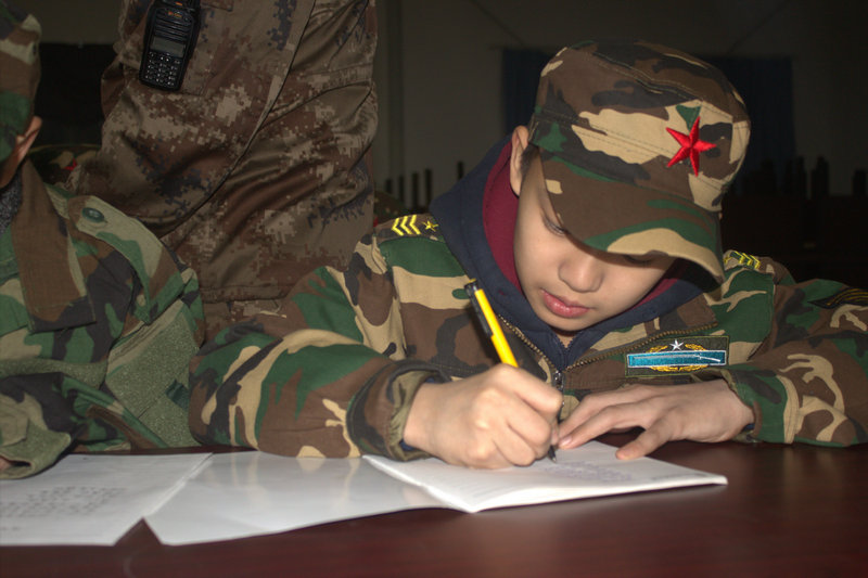 參加北京昌平周邊軍事夏令營掌握過硬軍事素質(zhì)！