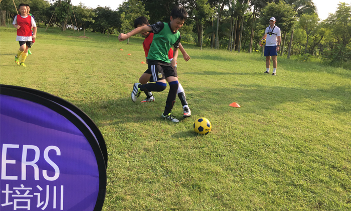 深圳足球獵人夏令營受到眾多學(xué)生和家長的歡迎