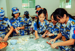 吃餃子中