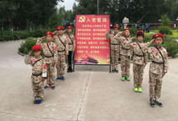 參加崢嶸年華夏令營體驗(yàn)趣味拓展游戲
