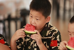 參加崢嶸年華夏令營感受五一獨(dú)特樂趣