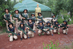 參加崢嶸年華軍事夏令營塑造孩子堅(jiān)韌的品質(zhì)