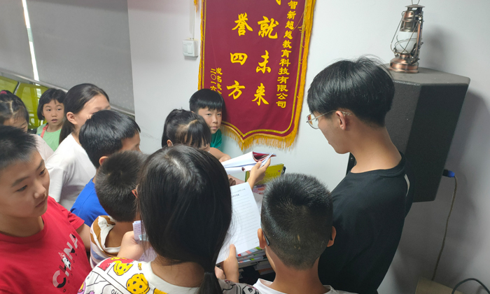 和老師一起討論