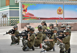 遵義軍事夏令營(yíng)讓孩子學(xué)會(huì)生存！