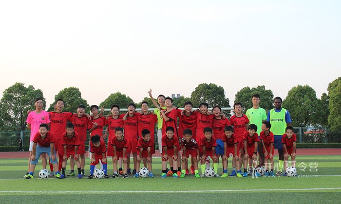 參加夏令營踢足球?qū)⒆拥暮锰? width=