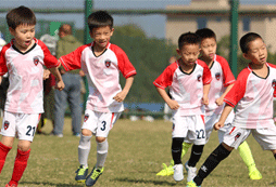 給孩子怎么選擇足球夏令營？