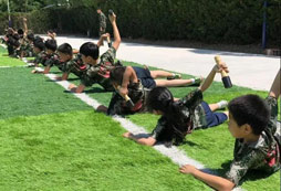 智學(xué)領(lǐng)航軍事夏令營幫助孩子塑造軍人品質(zhì)