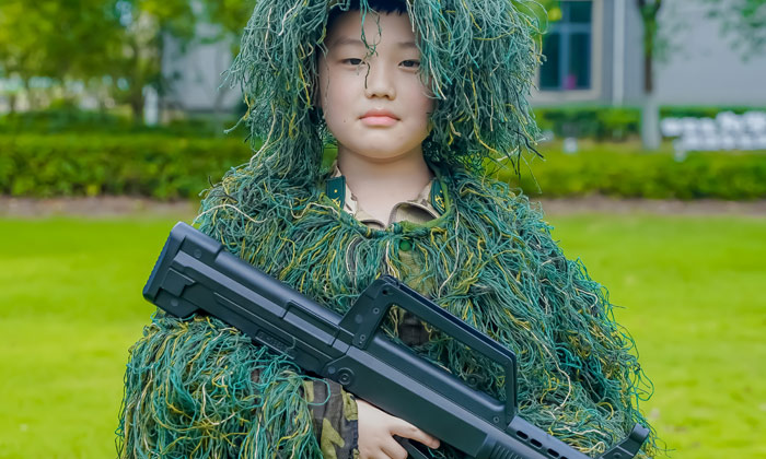 穿吉利服的學(xué)員