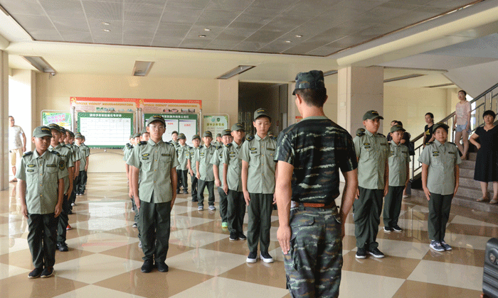 學(xué)員站軍姿