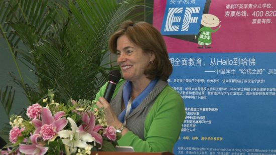 點(diǎn)擊圖片可在新窗口打開 哈佛大學(xué)香港校友會(huì)前主席ruth boulet女士為家長(zhǎng)提供“哈佛之路”的專業(yè)建議